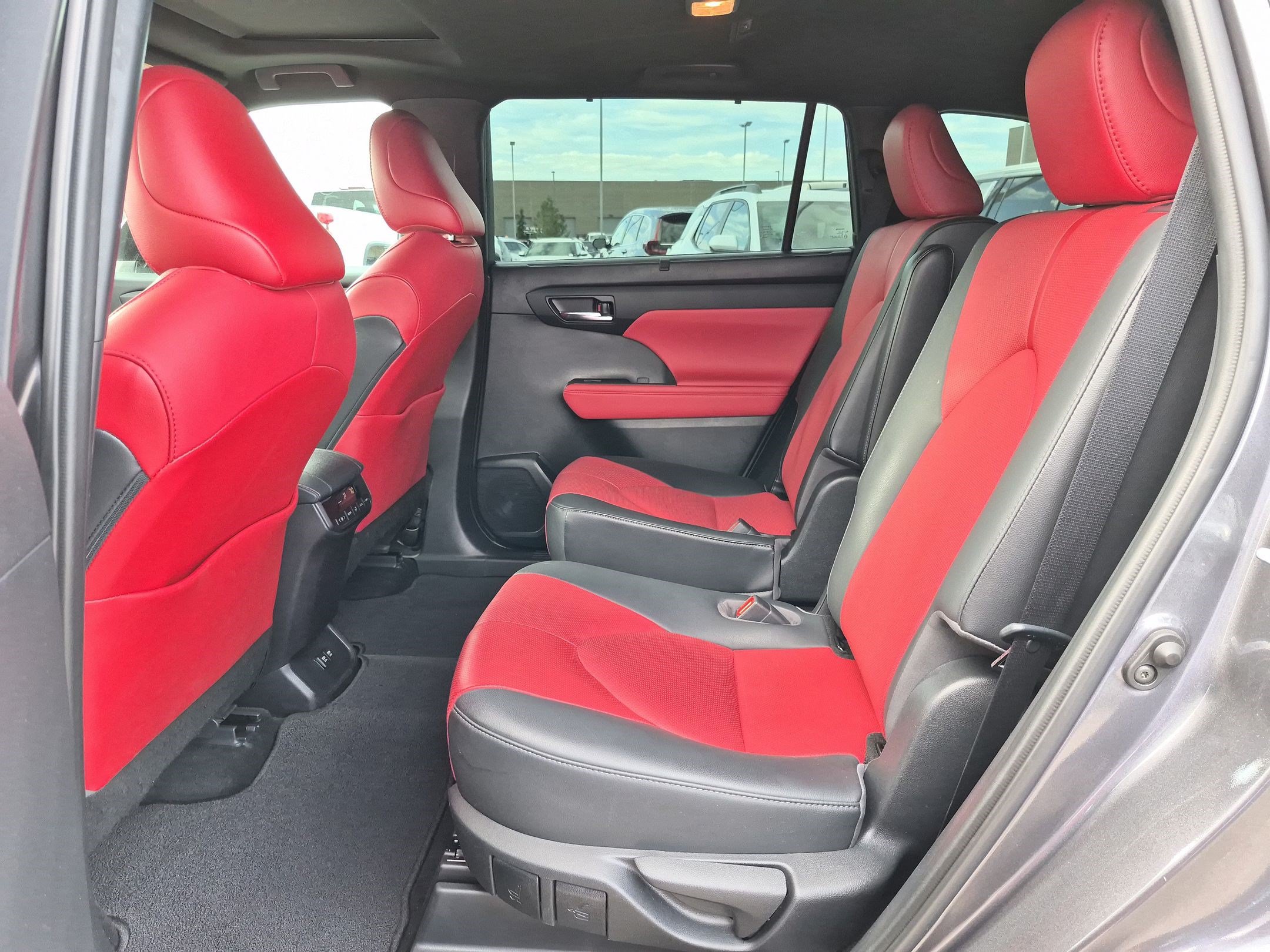 Used 2021 Toyota Highlander XSE AWD/4WD image 28