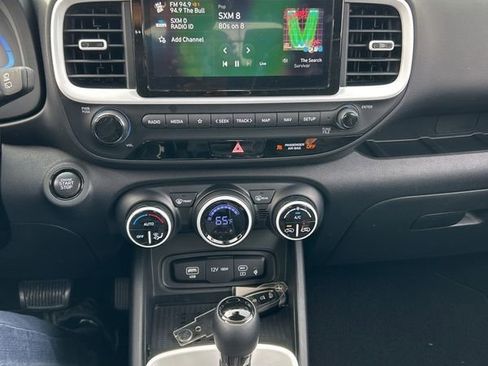 Used 2025 Hyundai Venue Limited image 19