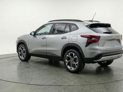 Used 2025 Chevrolet Trax LT FWD image 6