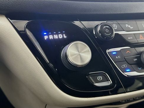 Used 2021 Chrysler Pacifica Touring-L FWD image 16