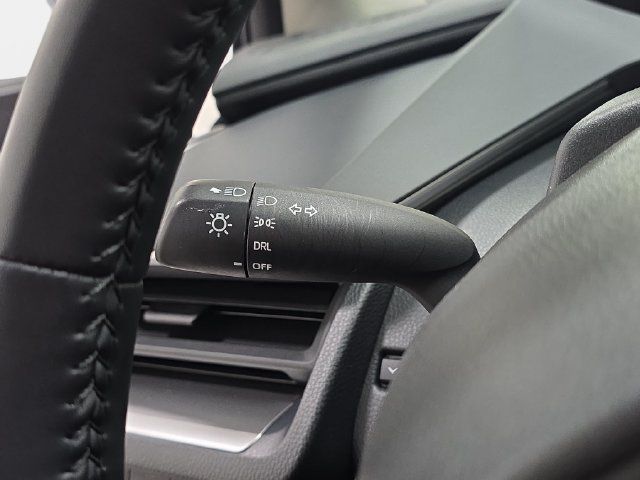 Certified 2025 Toyota Prius LE FWD image 21