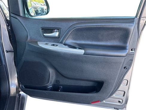 Used 2015 Toyota Sienna SE FWD image 18