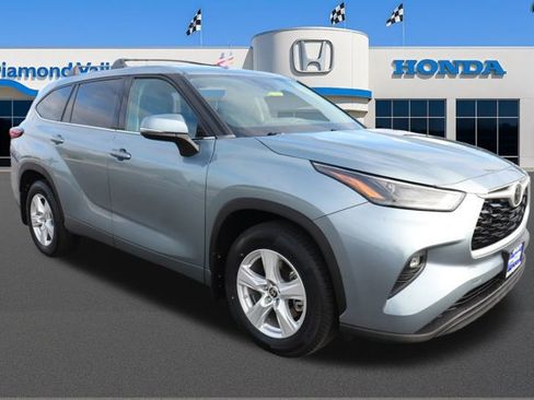 Used 2022 Toyota Highlander LE image 1