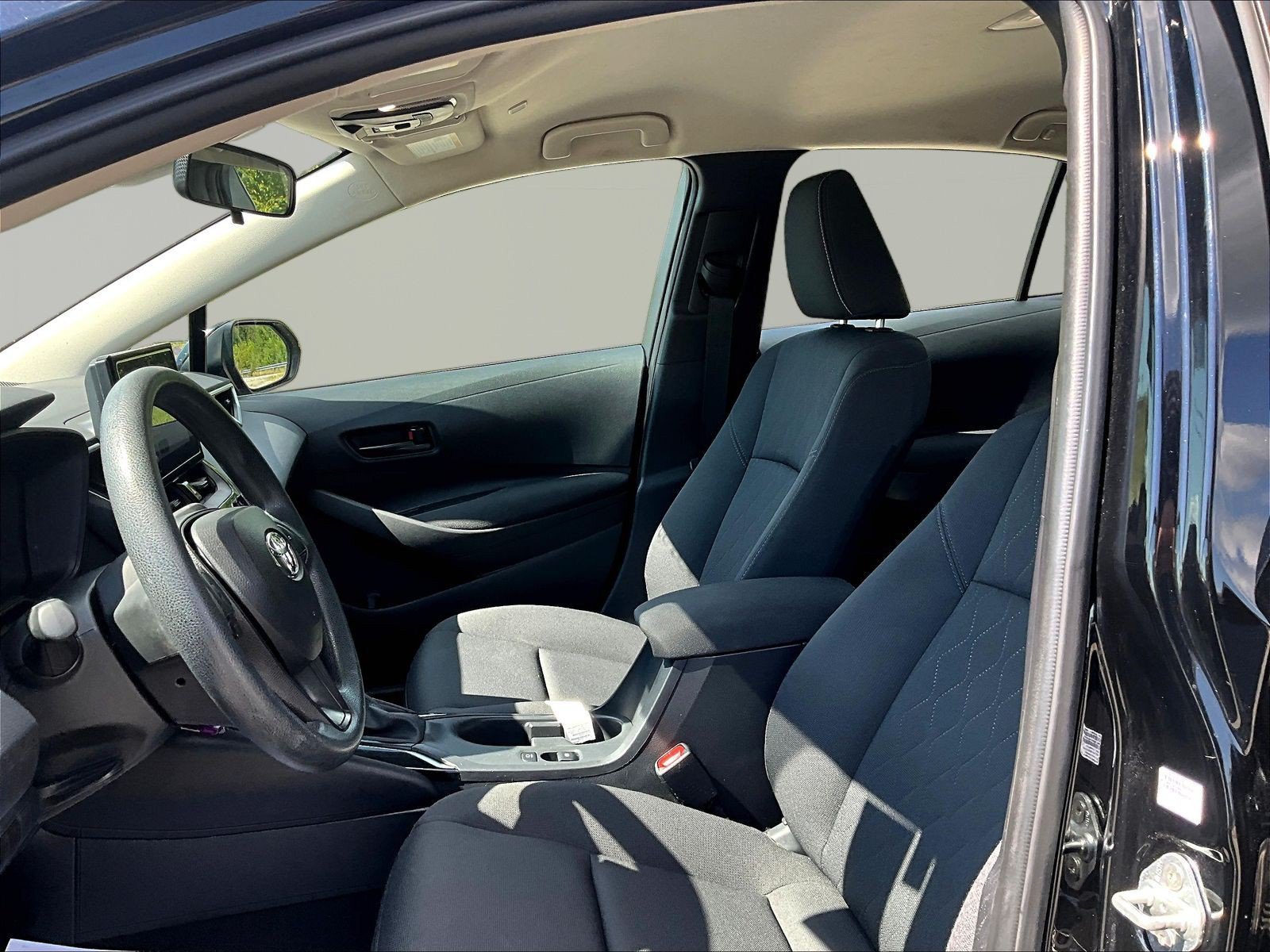 Used 2025 Toyota Corolla LE FWD image 21