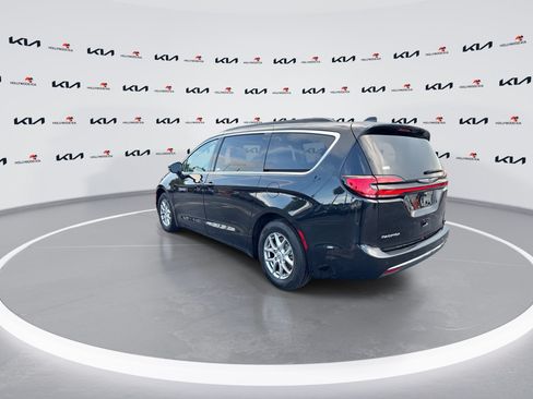 Used 2021 Chrysler Pacifica Touring FWD image 6