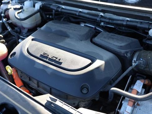 Used 2024 Chrysler Pacifica Select image 9