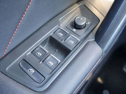 Used 2024 Volkswagen Tiguan SE image 17