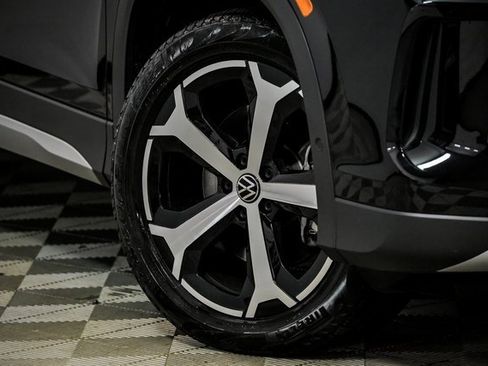 Used 2025 Volkswagen Tiguan SE w/ Panoramic Sunroof Package image 3