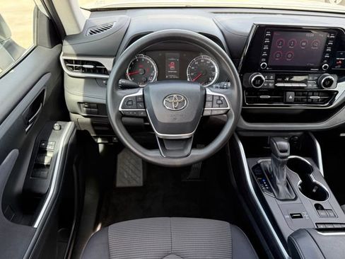 Used 2022 Toyota Highlander L FWD image 22