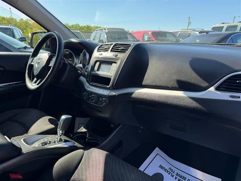 Used 2019 Dodge Journey SE image 12
