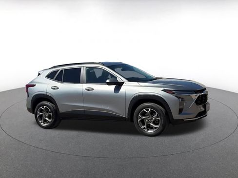 Used 2025 Chevrolet Trax LT image 2