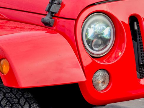 Used 2014 Jeep Wrangler Unlimited Sahara w/ Max Tow Package image 5