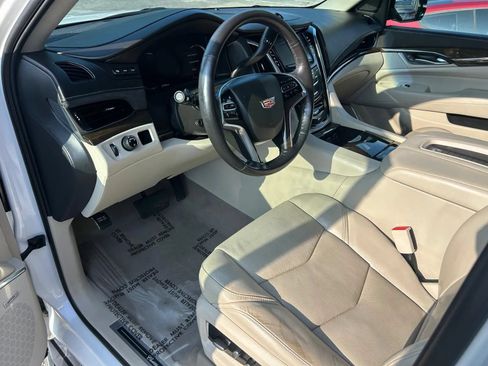 Used 2018 Cadillac Escalade Luxury RWD image 5