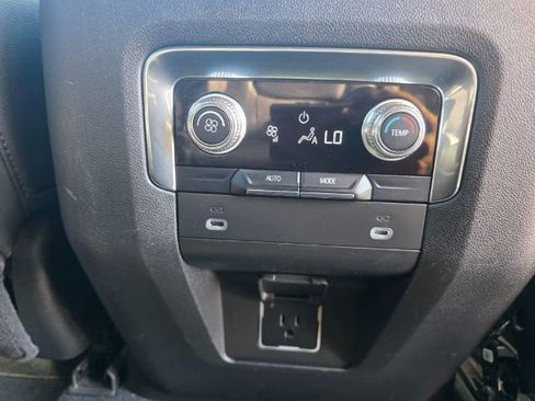 Used 2024 GMC Yukon XL SLT AWD/4WD image 16