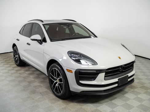 Certified 2023 Porsche Macan AWD/4WD image 26