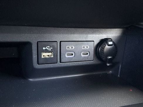 Used 2024 Toyota Highlander LE image 21