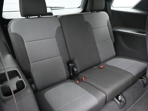 Used 2023 Chevrolet Traverse LT FWD image 17