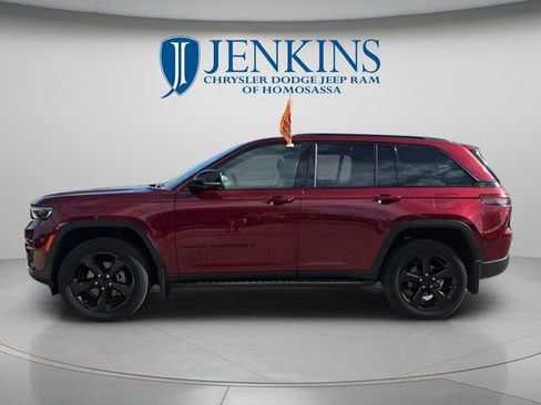 Used 2024 Jeep Grand Cherokee Altitude image 8