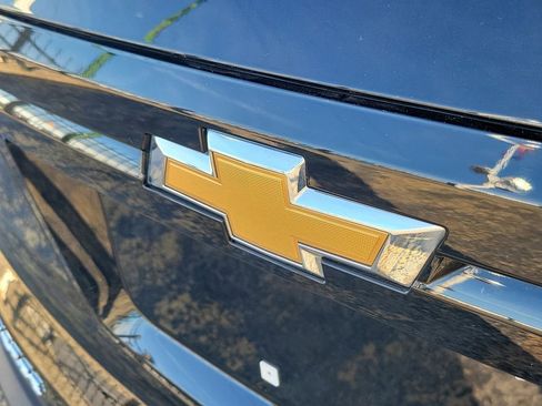 Used 2025 Chevrolet Traverse LT image 6