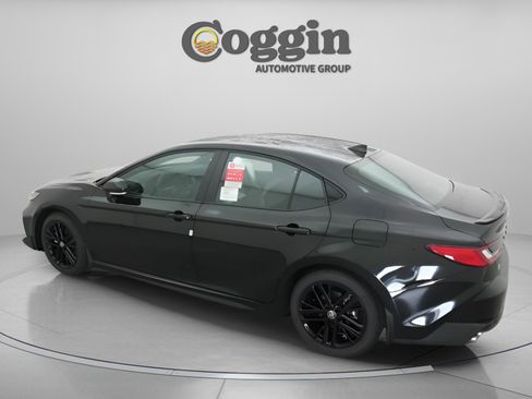 Used 2025 Toyota Camry SE image 4