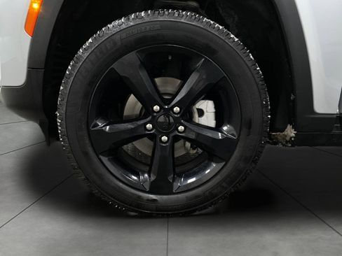 Used 2024 Jeep Grand Cherokee Limited w/ Black Appearance Package image 13