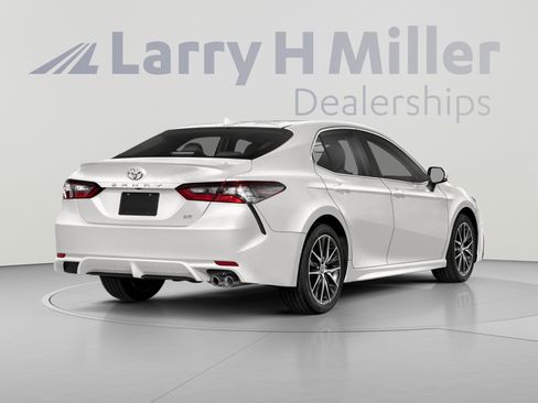Used 2024 Toyota Camry SE w/ Audio Upgrade Package FWD image 2