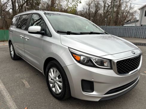 Used 2017 Kia Sedona LX w/ LX Essentials Premium Package image 3
