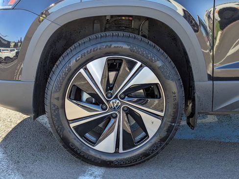 Used 2025 Volkswagen Taos SE w/ Panoramic Sunroof Package AWD/4WD image 37