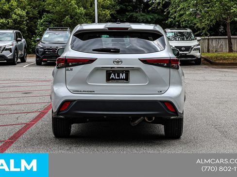 Used 2024 Toyota Highlander LE FWD image 12