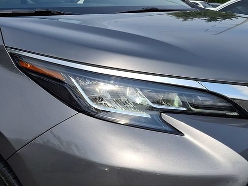 Used 2026 Toyota Sienna XLE FWD image 9