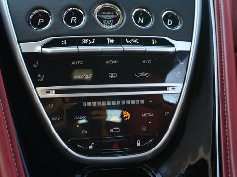 Used 2017 Aston Martin DB11 V12 RWD image 17