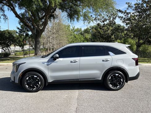Used 2025 Kia Sorento S image 4