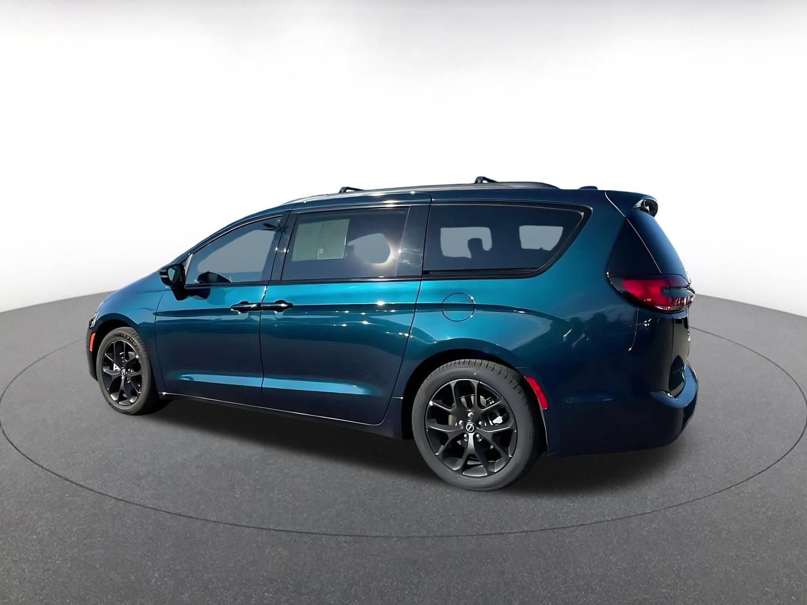 Used 2025 Chrysler Pacifica Limited FWD image 9