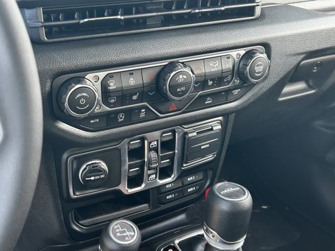 New 2025 Jeep Gladiator Sport image 21