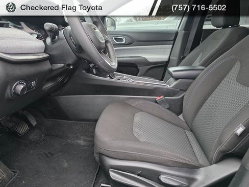 Used 2023 Jeep Compass Sport image 8