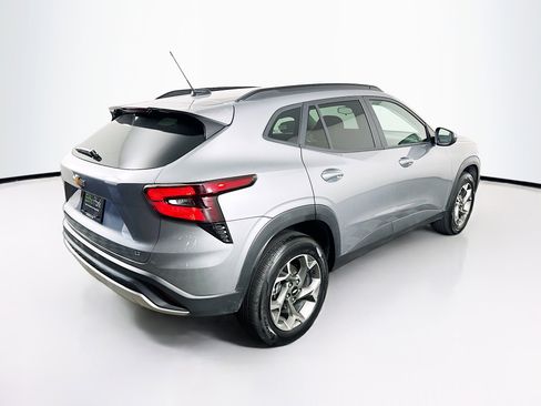 Used 2025 Chevrolet Trax LT w/ LT Convenience Package image 9