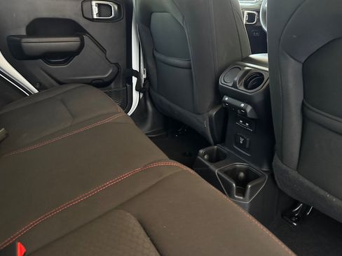 Used 2023 Jeep Wrangler Unlimited Rubicon AWD/4WD image 33