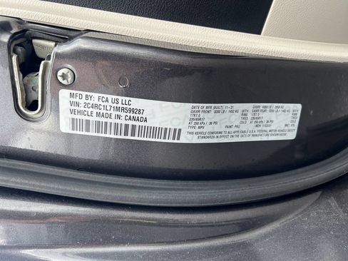 Used 2021 Chrysler Pacifica Touring-L FWD image 44