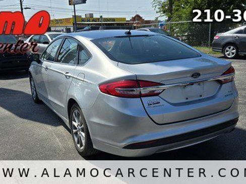 Used 2017 Ford Fusion SE image 3
