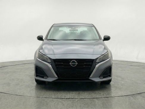 Used 2025 Nissan Altima 2.5 SV FWD image 2