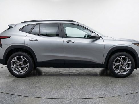 Used 2025 Chevrolet Trax LT w/ LT Convenience Package image 11