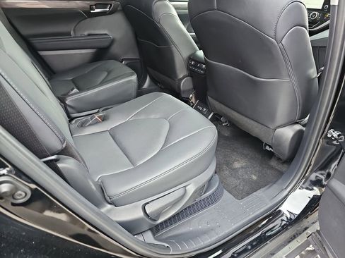 Used 2024 Toyota Highlander Platinum image 14