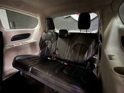 Used 2023 Chrysler Pacifica Touring-L image 20