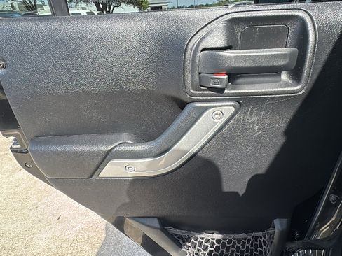 Used 2016 Jeep Wrangler Unlimited Rubicon image 16