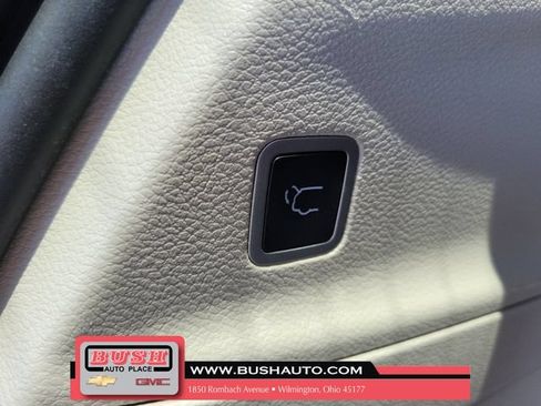 Used 2023 Chrysler Pacifica Touring-L FWD image 9