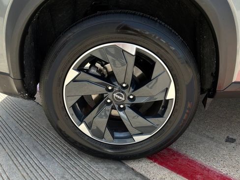 Used 2025 Nissan Rogue SV FWD image 9