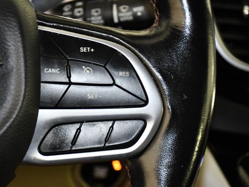 Used 2020 Chrysler Pacifica Touring-L FWD image 21