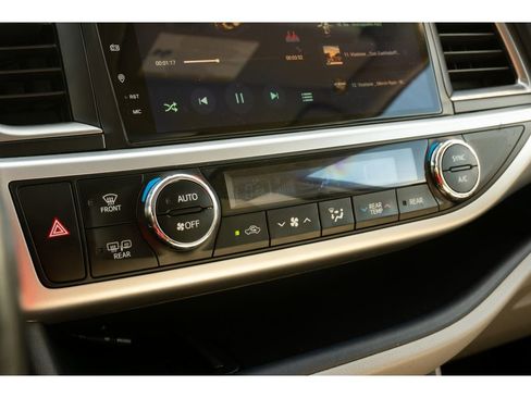 Used 2015 Toyota Highlander XLE AWD/4WD image 32