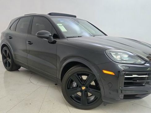 Used 2025 Porsche Cayenne w/ Premium Package image 1