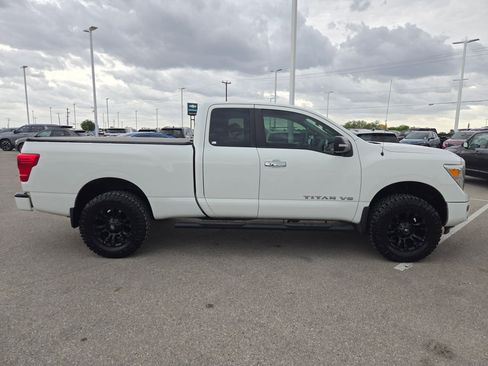 Used 2020 Nissan Titan SV w/ SV Convenience Package image 2